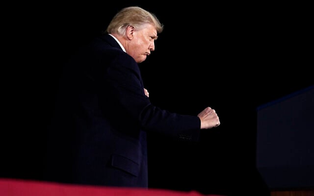 Le président américain Donald Trump danse après avoir pris la parole lors d'un rassemblement de campagne pour un sénateur républicain à l'aéroport régional de Dalton, en Géorgie, le 4 janvier 2021. (Crédit : Evan Vucci/AP) Le président américain Donald Trump danse après avoir pris la parole lors d'un rassemblement de campagne pour un sénateur républicain à l'aéroport régional de Dalton, en Géorgie, le 4 janvier 2021. (Crédit : Evan Vucci/AP)