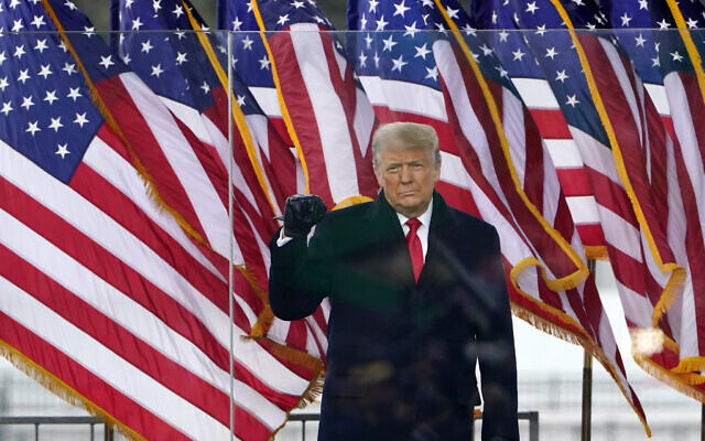 Le président américain Donald Trump arrive pour prendre la parole lors d'un rassemblement à Washington, le 6 janvier 2021. (Crédit : Jacquelyn Martin/AP) Le président américain Donald Trump arrive pour prendre la parole lors d'un rassemblement à Washington, le 6 janvier 2021. (Crédit : Jacquelyn Martin/AP)