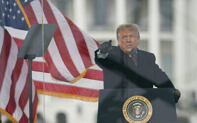Le président Donald Trump s'exprime lors d'un rassemblement protestant contre la certification du collège électoral de Joe Biden comme président, peu avant l'assaut contre le Capitole américain, le mercredi 6 janvier 2021, à Washington. (AP Photo/Evan Vucci)
