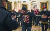 Les partisans de Trump dans le Capitole américain, à Washington, le mercredi 6 janvier 2021. (Crédit : AP Photo / Manuel Balce Ceneta)