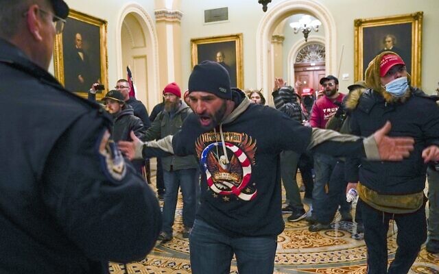 Les partisans de Trump dans le Capitole américain, à Washington, le mercredi 6 janvier 2021. (Crédit : AP Photo / Manuel Balce Ceneta) Les partisans de Trump dans le Capitole américain, à Washington, le mercredi 6 janvier 2021. (Crédit : AP Photo / Manuel Balce Ceneta)