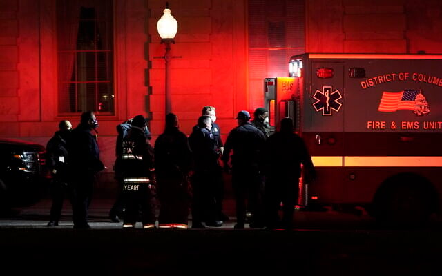 Une personne sur une civière est placée dans une ambulance devant le Capitole américain, le 6 janvier 2021, à Washington. (Crédit : AP / Jacquelyn Martin)