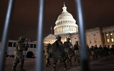 Des membres de la Garde nationale arrivent pour sécuriser la zone située à l'extérieur du Capitole américain, le 6 janvier 2021, à Washington. (Crédit : AP Photo/Jacquelyn Martin)