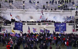 Des manifestants, fidèles au président Donald Trump, prennent d'assaut le Capitole, à Washington, le 6 janvier 2021. (Crédit : John Minchillo/AP)