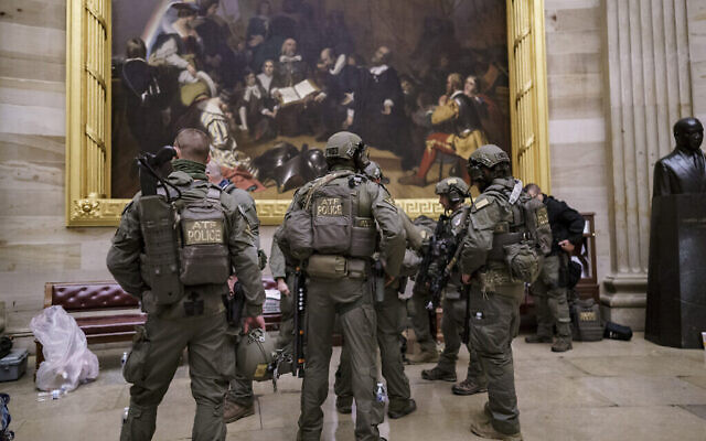 De violents manifestants, fidèles au président Donald Trump, prennent d'assaut le Capitole, à Washington, le 6 janvier 2021. (Crédit : AP Photo/J. Scott Applewhite)