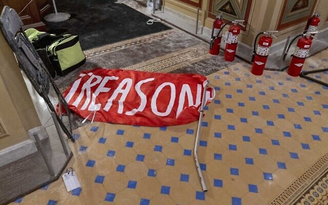 Un drapeau portant la mention "Trahison" sur le sol du Capitole, le 7 janvier 2021, après que des manifestants ont pris d'assaut le Capitole à Washington, la veille. (Crédit : AP Photo/Andrew Harnik)
