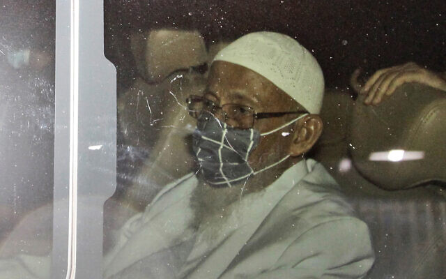 L'ecclésiastique islamique Abu Bakar Bashir est assis dans une camionnette à sa sortie de la prison de Gunung Sindur à Bogor, Java Ouest, Indonésie, vendredi 8 janvier 2021. (Crédit : AP Photo/Aditya Irawan)