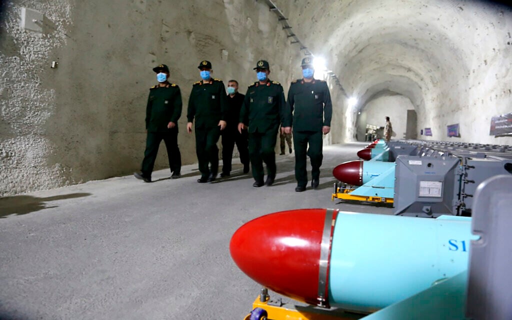 Sur cette photo publiée le 8 janvier 2021 par Sepahnews, le site web des Gardiens de la Révolution iraniens, les commandants des Gardiens de la Révolution paramilitaires iraniens passent en revue les tout derniers missiles lors d'une visite à une nouvelle base militaire dans un endroit non révélé du Golfe Persique en Iran. (Sepahnews via AP) Sur cette photo publiée le 8 janvier 2021 par Sepahnews, le site web des Gardiens de la Révolution iraniens, les commandants des Gardiens de la Révolution paramilitaires iraniens passent en revue les tout derniers missiles lors d'une visite à une nouvelle base militaire dans un endroit non révélé du Golfe Persique en Iran. (Sepahnews via AP)