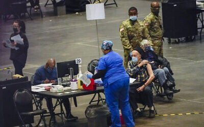 Des personnes âgées sont vaccinées contre le COVID-19 sur un site de vaccination de l'État de New York au Jacob K. Javits Convention Center, le 13 janvier 2021, à New York. (AP/Mary Altaffer)