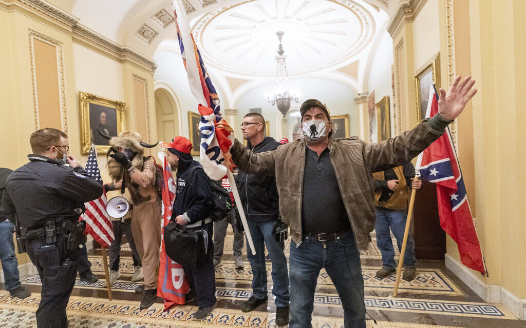 Des sympathisants insurrectionnels du président Donald Trump sont confrontés à des officiers de la police du Capitole américain devant la salle du Sénat à l'intérieur du Capitole à Washington, le 6 janvier 2021. (AP Photo/Manuel Balce Ceneta) Des sympathisants insurrectionnels du président Donald Trump sont confrontés à des officiers de la police du Capitole américain devant la salle du Sénat à l'intérieur du Capitole à Washington, le 6 janvier 2021. (AP Photo/Manuel Balce Ceneta)