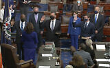 La vice-présidente américaine Kamala Harris fait prêter serment aux sénateurs démocrates Raphael Warnock,, Alex Padilla, , et Jon Ossoff,, au Sénat, le 6 janvier 2021, au Capitole à Washington. (Capture d'écran : Télévision du Sénat via AP)