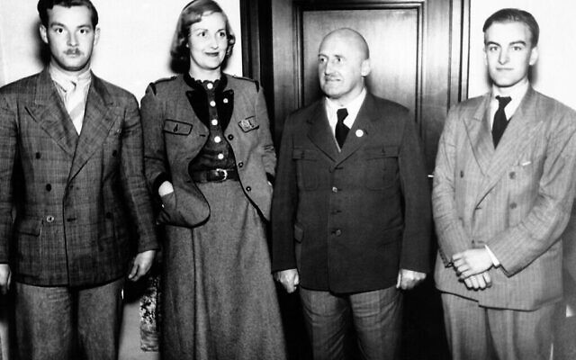 Sur le chemin de Karlsbad, en Tchécoslovaquie, à Munich, Unity Mitford a rendu visite au chef de district allemand Julius Streicher à Nuremberg pour lui faire un compte rendu de son voyage dans le district allemand des Sudètes. Unity Mitford en costume de style bavarois avec Julius Streicher, deuxième à droite, à Nuremberg, Allemagne, le 6 juin 1938. (Photo AP)