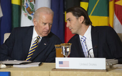 Le vice-président américain de l'époque, Joe Biden, (à gauche), s'entretient avec Amos Hochstein, alors envoyé spécial du département d'État pour les affaires énergétiques internationales, lors d'un déjeuner de travail organisé dans le cadre du Sommet sur la sécurité énergétique dans les Caraïbes, au département d'État à Washington, le 26 janvier 2015. (AP Photo/Pablo Martinez Monsivais/Fichier)