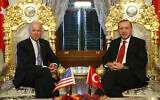 Le vice-président américain de l'époque Joe Biden, (à gauche), pose pour les photographes avec le président turc Recep Tayyip Erdogan, (à droite), avant une rencontre au palais Yildiz Mabeyn à Istanbul, le 23 janvier 2016. (Kayhan Ozer/ Service de presse présidentiel, Pool via AP/File)
