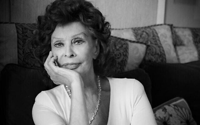 La star de cinéma emblématique Sophia Loren, qui sera honorée par l'école de cinéma Sam Spiegel de Jérusalem lors d'un prochain événement de remise des diplômes le 22 février 2021. (Autorisation : Edoardo Ponti) La star de cinéma emblématique Sophia Loren, qui sera honorée par l'école de cinéma Sam Spiegel de Jérusalem lors d'un prochain événement de remise des diplômes le 22 février 2021. (Autorisation : Edoardo Ponti)