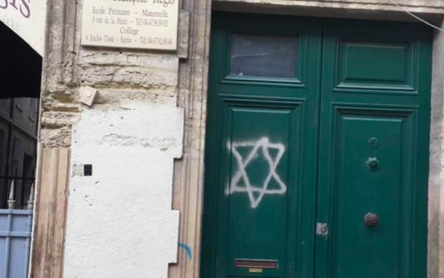La porte taguée de l'école élémentaire privée Saint François-Régis à Montpellier, le 16 janvier 2021. (Crédit : Hussein Bourgi / Facebook)