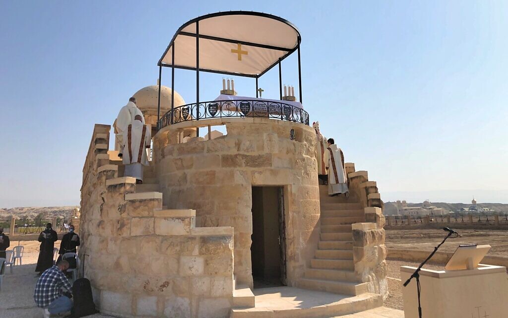 La chapelle franciscaine Saint Jean le baptiste, sur les rives du Jourdain, le 10 janvier 2021. (Crédit : Amanda Borschel-Dan/Times of Israel)