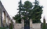 Entrée du cimetière juif de Carpentras. (Crédit : Domaine public)