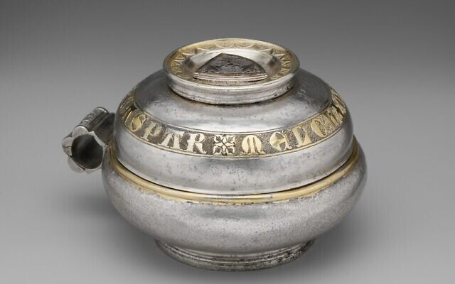 Double Coupe, 1325-50, Allemagne ou Bohème, comportant une inscription avec les noms des trois Rois mages et un blason juif. (Metropolitan Museum of Art) Double Coupe, 1325-50, Allemagne ou Bohème, comportant une inscription avec les noms des trois Rois mages et un blason juif. (Metropolitan Museum of Art)