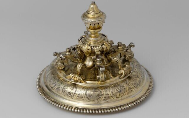 Une coupe à couvercle avec des inscriptions en hébreu, réalisée en 1723 par Joachim Michael Salecker, comprend des représentations des 12 fils de Jacob. La coupe a appartenu à Issacher ben Juda Halevi (1661-1730), qui était l'un des plus éminents fonctionnaires de la cour de son temps. (Metropolitan Museum of Art) Une coupe à couvercle avec des inscriptions en hébreu, réalisée en 1723 par Joachim Michael Salecker, comprend des représentations des 12 fils de Jacob. La coupe a appartenu à Issacher ben Juda Halevi (1661-1730), qui était l'un des plus éminents fonctionnaires de la cour de son temps. (Metropolitan Museum of Art)