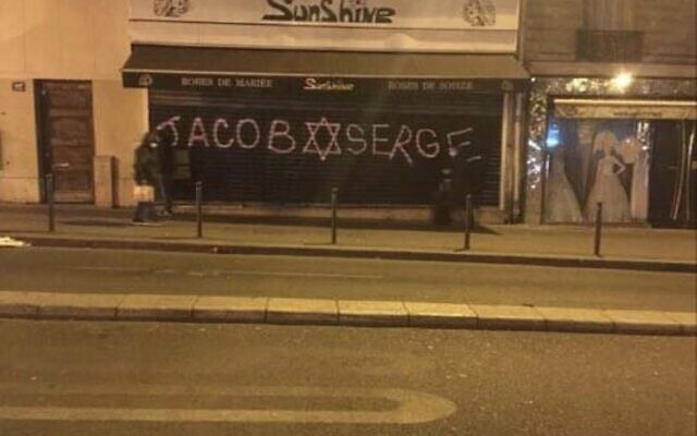 Un magasin de robes de mariée, situé Boulevard de Rochechouart dans le quartier de Barbès, à Paris, tagué d’une étoile de David et des prénoms « Jacob » et « Serge », le 9 janvier 2021. (Crédit : Twitter / Philippe Meyer)