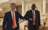Le ministre israélien du renseignement Eli Cohen (G) rencontre le ministre soudanais de la défense Yassin Ibrahim à Khartoum le 25 janvier 2021 (Autorisation)