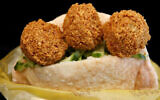 Un sandwich au falafel prêt à être consommé, qui fait partie du panthéon de la nourriture israélienne. En Israël, le falafel est généralement servi dans du pain pita. (Daniel Dreifuss /FLASH90)
