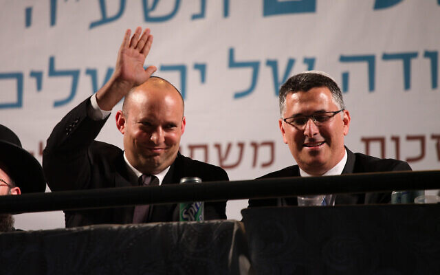 Naftali Bennett (à gauche) et Gideon Saar (à droite) assistent aux célébrations de Yom Yeroushalayim au mur Occidental dans la Vieille Ville de Jérusalem, le 17 mai 2015. (Flash90) Naftali Bennett (à gauche) et Gideon Saar (à droite) assistent aux célébrations de Yom Yeroushalayim au mur Occidental dans la Vieille Ville de Jérusalem, le 17 mai 2015. (Flash90)