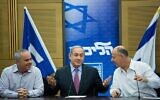 Le Premier ministre Benjamin Netanyahu, au centre, avec Yuval Steinitz et Tzachi Hanegbi lors d'une rencontre de faction du Likud à la Knesset, le 27 juillet 2015. (Crédit : Yonatan Sindel/Flash90)