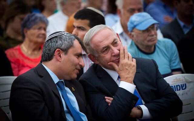 Le Premier ministre Benjamin Netanyahu (à droite) et le ministre Zeev Elkin. (Miriam Alster/Flash90) Le Premier ministre Benjamin Netanyahu (à droite) et le ministre Zeev Elkin. (Miriam Alster/Flash90)
