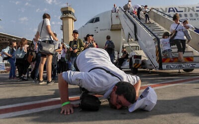 Arrivée de Juifs français qui ont fait leur alyah, à l'aéroport international Ben Gurion, le 10 juillet 2017. (Crédit : Nati Shohat/Flash90)