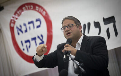 Itamar Ben Gvir du parti Otzma Yehudit prenant la parole lors d'une cérémonie marquant le 27e anniversaire de l'assassinat du rabbin extrémiste Meïr Kahane, à Jérusalem, le 7 novembre 2017. La pancarte derrière lui indique : "Kahane avait raison !". (Crédit : Yonatan Sindel/Flash90)