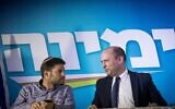Naftali Bennett (à droite) et Bezalel Smotrich, du parti de droite Yamina, tiennent une conférence de presse à Jérusalem, le 14 mai 2020. (Yonatan Sindel/Flash90)