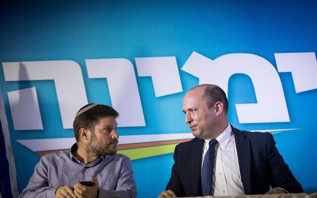 Naftali Bennett (à droite) et Bezalel Smotrich, du parti de droite Yamina, tiennent une conférence de presse à Jérusalem, le 14 mai 2020. (Yonatan Sindel/Flash90) Naftali Bennett (à droite) et Bezalel Smotrich, du parti de droite Yamina, tiennent une conférence de presse à Jérusalem, le 14 mai 2020. (Yonatan Sindel/Flash90)