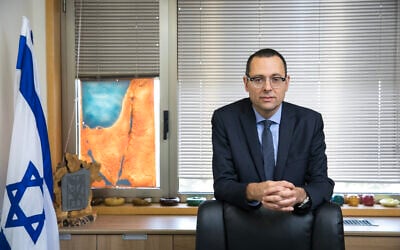 Portrait du député de la Knesset Zvi Hauser à la Knesset, Parlement israélien, le 19 mai 2020. (Photo par Olivier Fitoussi/Flash90)