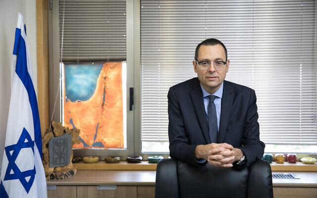 Portrait du député de la Knesset Zvi Hauser à la Knesset, Parlement israélien, le 19 mai 2020. (Photo par Olivier Fitoussi/Flash90)