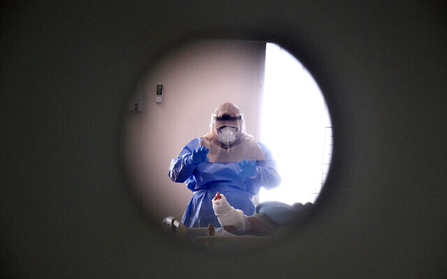 Photo d'illustration : un employé dans l'unité coronavirus du centre médical Soroka, le 15 septembre 2020. (Crédit : Yossi Zeliger/Flash90) Photo d'illustration : un employé dans l'unité coronavirus du centre médical Soroka, le 15 septembre 2020. (Crédit : Yossi Zeliger/Flash90)