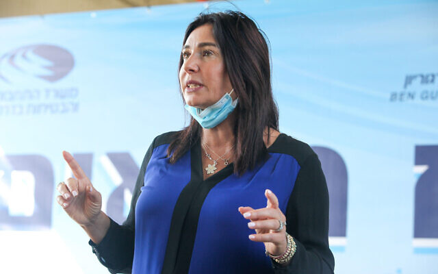 La ministre des Transports Miri Regev visite un nouveau laboratoire du coronavirus à l'aéroport international Ben-Gurion, près de Tel Aviv, le 9 novembre 2020. (Crédit : Yossi Aloni/Flash90) La ministre des Transports Miri Regev visite un nouveau laboratoire du coronavirus à l'aéroport international Ben-Gurion, près de Tel Aviv, le 9 novembre 2020. (Crédit : Yossi Aloni/Flash90)