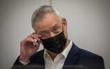 Le ministre de la Défense Benny Gantz en visite à la municipalité de Jérusalem, le 10 novembre 2020. (Yonatan Sindel/Flash90)