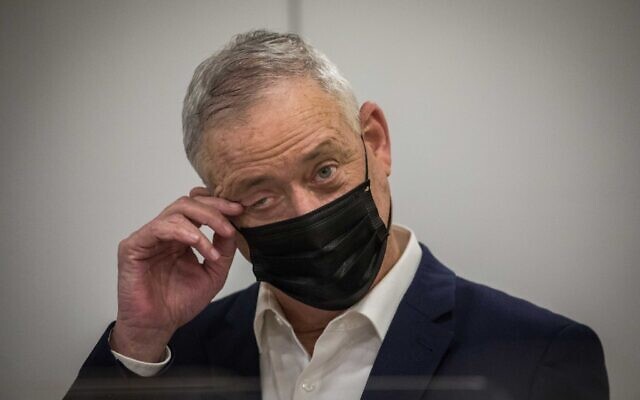 Le ministre de la Défense Benny Gantz en visite à la municipalité de Jérusalem, le 10 novembre 2020. (Yonatan Sindel/Flash90)