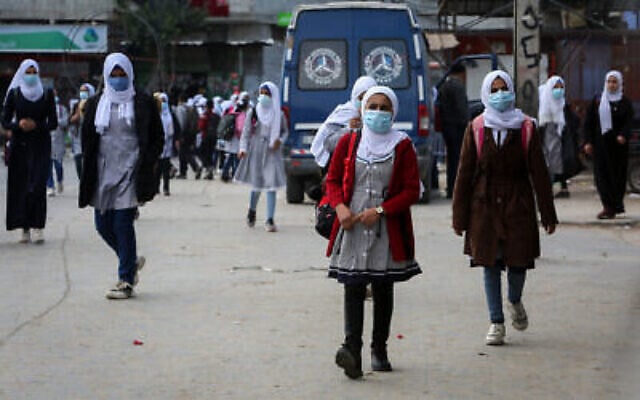 Des étudiants palestiniens affiliés à l'UNRWA des Nations Unies portant des masques pour lutter contre la pandémie de coronavirus, à Rafah, au sud de la bande de Gaza, le 25 novembre 2020. (Crédit : photo par Abed Rahim Khatib / Flash90) Des étudiants palestiniens affiliés à l'UNRWA des Nations Unies portant des masques pour lutter contre la pandémie de coronavirus, à Rafah, au sud de la bande de Gaza, le 25 novembre 2020. (Crédit : photo par Abed Rahim Khatib / Flash90)