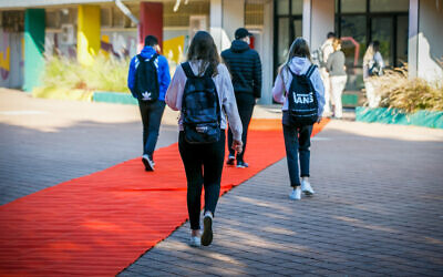 Des étudiants israéliens à Ashdod, le 29 novembre 2020. (Crédit : Flash90)