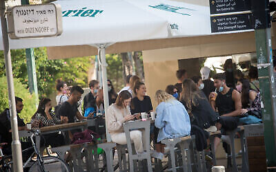 Des Israéliens sont assis dans un café à Tel Aviv, le 2 décembre 2020. (Miriam Alster/Flash90)