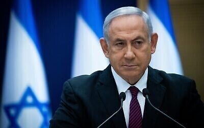 Le Premier ministre Benjamin Netanyahu fait une déclaration aux médias à la Knesset à Jérusalem, le 2 novembre 2020. (Crédit : Yonatan Sindel/Flash90)