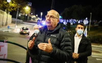 Moshe Yaalon et des Israéliens manifestent contre le Premier ministre Benjamin Netanyahu à Efrat, le 19 décembre 2020. (Crédit : Gershon Elinson/Flash90)