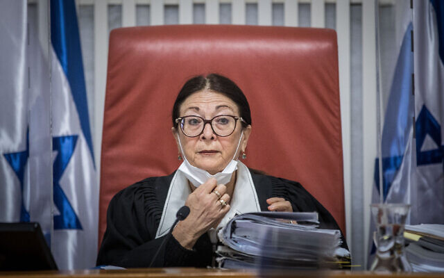 La présidente de la Cour suprême, Esther Hayut, assiste à une audience, à Jérusalem, le 22 décembre 2020. (Crédit : Yonatan Sindel / Flash90) La présidente de la Cour suprême, Esther Hayut, assiste à une audience, à Jérusalem, le 22 décembre 2020. (Crédit : Yonatan Sindel / Flash90)