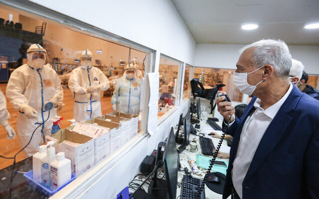 Le responsable de la lutte contre le coronavirus, le professeur Nachman Ash, visite l'unité de prise en charge du coronavirus à l'hôpital Ziv de Safed, dans le nord d'Israël, le 24 décembre 2020. (Crédit :  David Cohen/Flash90)