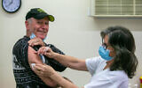 Un vaccin Covid-19 est administré dans un centre de vaccination Clalit Covid-19 au centre médical Kaplan à Rehovot, le 29 décembre 2020. (Yossi Aloni/Flash90)