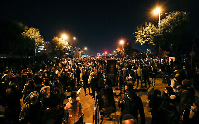 Des personnes protestent contre la mort d'Ahuvia Sandak dans un accident de voiture lors d'une poursuite policière, près du Bureau des enquêtes internes de la police à Jérusalem, le 2 janvier 2021. (Olivier Fitoussi/Flash90)