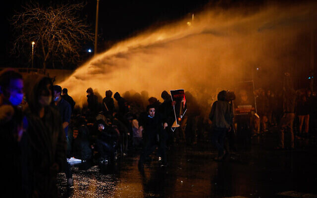La police utilise un canon à eau contre des manifestants lors d'un rassemblement à la suite de la mort d'Ahuvia Sandak dans un accident de voiture, près du Bureau des enquêtes internes de la police à Jérusalem, le 2 janvier 2021. (Olivier Fitoussi/Flash90)
